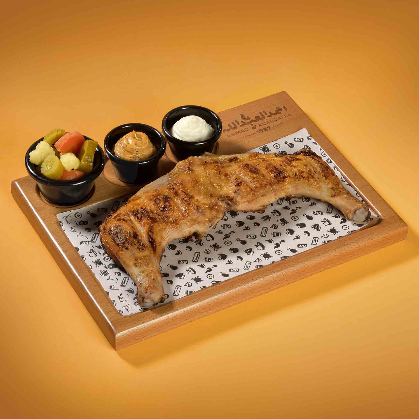 أفخاذ دجاج كاملة مشوية على الفحم